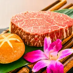 一見して厚切りのステーキ？　最適な温度調節遠赤効果で芯まで焼き上げる『特選ヒレの厚切り』（150g）