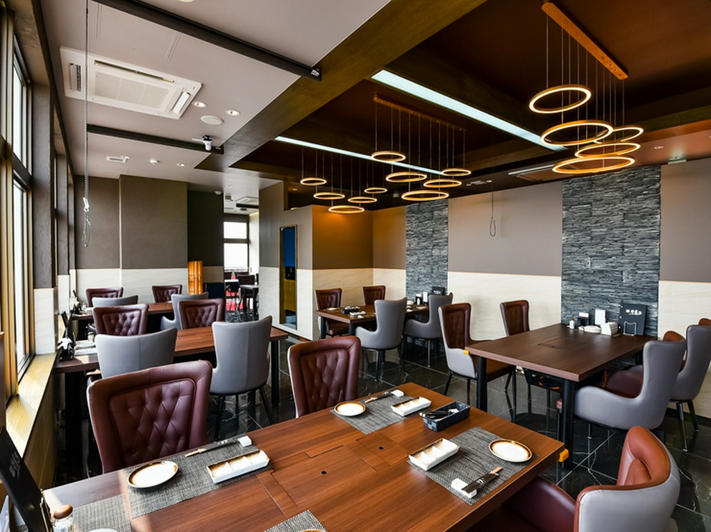 店内はしっとりした色づかいで落ち着いた雰囲気