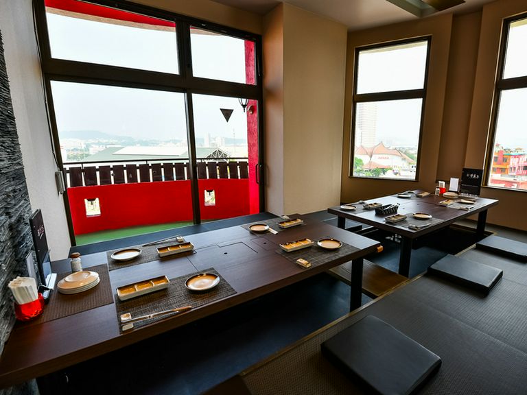 座敷席は掘りごたつ式でくつろげます