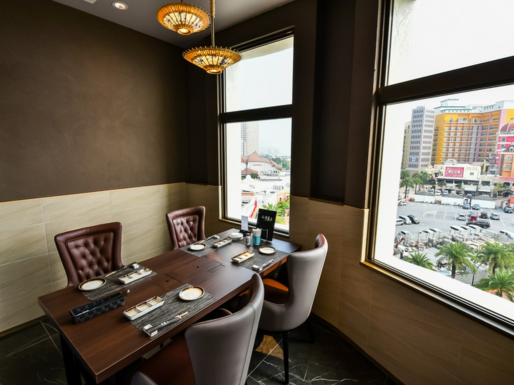 お店はビルの6階。眺望のいい個室も用意