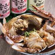 韓国でも人気のカンジャンケジャン。
渡り蟹を特製の醤油に漬けたごはんやお酒が進む一品です。