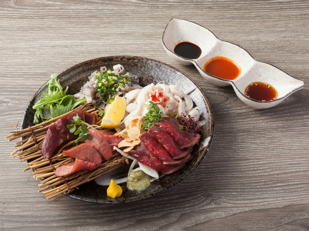 こだわりの仕入れにより新鮮な牛ホルモンを満喫できる『刺身盛り合わせ』