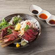 辛子醤油と相性が良いハート（ハツ）、厚みのあるタン、プリプリの食感を自家製韓国酢味噌で味わうセンマイ、あっさりとポン酢でいただくミノ湯引きなど、最高の素材がズラリ！