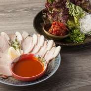 低温で丁寧に蒸した豚肉を、お好みの野菜と一緒にサンチュで包んで。豚肉の甘みと野菜のシャキシャキ感が絶妙にマッチしています。