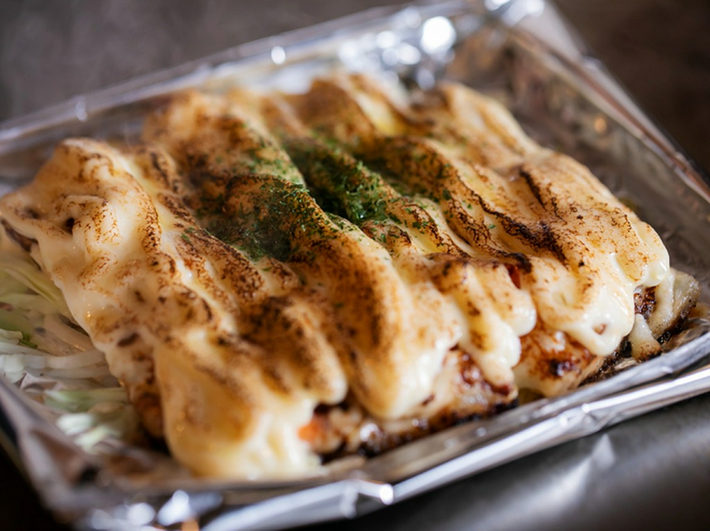 鉄板で焼いて一味違った味わいを楽しむ『焼きポテトサラダ』