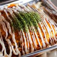 定番の焼きそばに加えて、キャベツやモヤシなどがたっぷりと入っているのがこの店の広島焼の特徴。野菜をたくさん食べられるのがうれしいボリューム満点の一皿です。