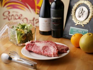 肉屋歴20年のオーナーと肉問屋が選び抜いた「薩摩黒牛」を特製の鉄板で焼き上げた『ステーキ』