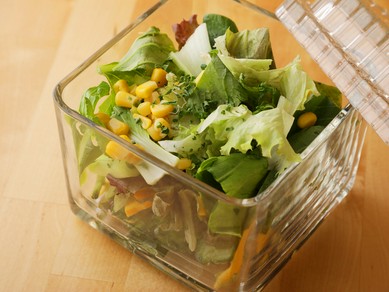 契約農家から仕入れる、新鮮な旬の野菜を彩りよく盛り合わせた『プラビー特製サラダ』