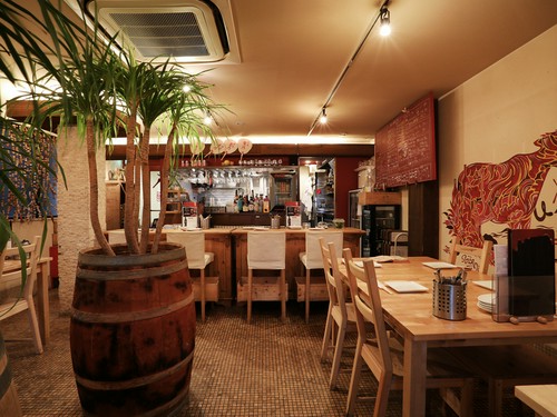 木目調でまとめられた店内は、落ち着いた雰囲気