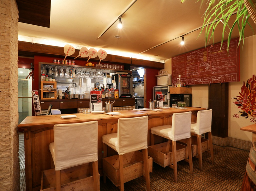 ワイングラスが並ぶ、オシャレなカウンター席