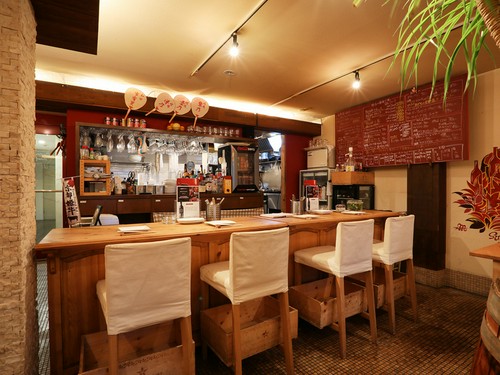 ワイングラスが並ぶ、オシャレなカウンター席