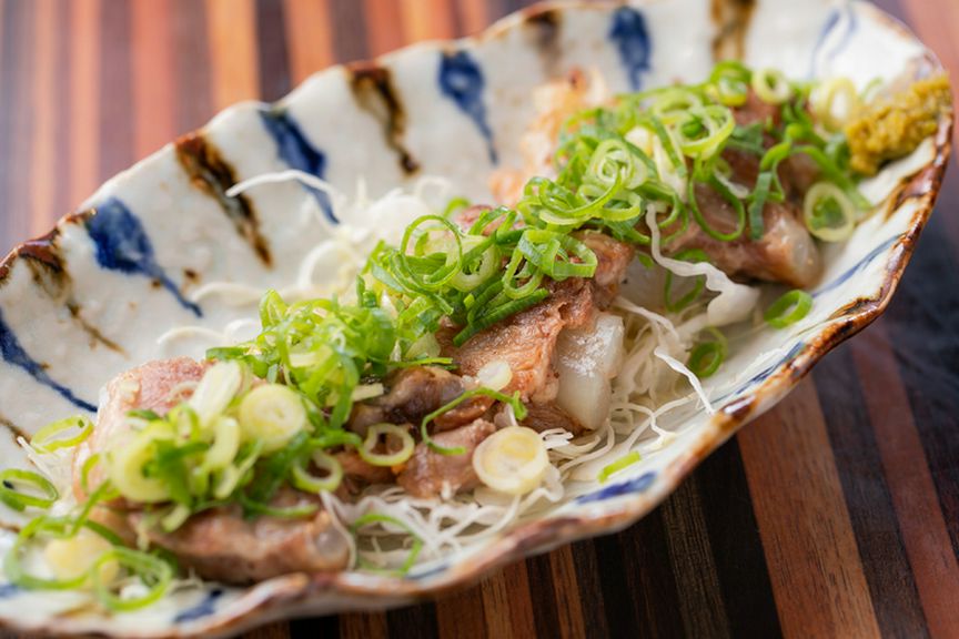 煮込んだ軟骨の新食感が楽しい『豚軟骨の塩焼』