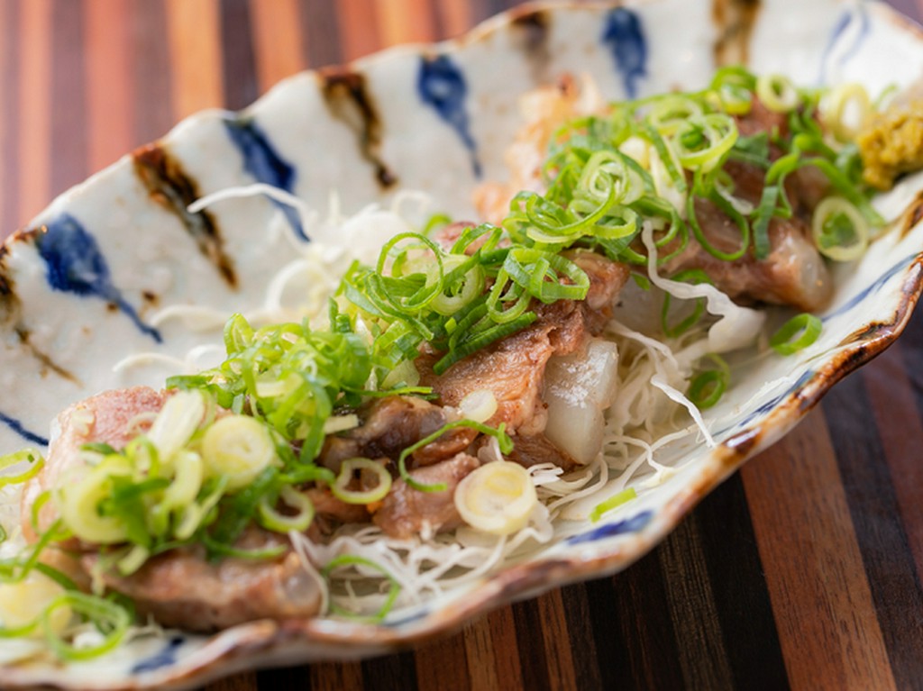 煮込んだ軟骨の新食感が楽しい『豚軟骨の塩焼』