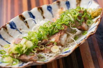 煮込んだ軟骨の新食感が楽しい『豚軟骨の塩焼』