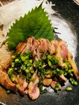 素材の旨味をダイレクトに味わう『刀根鶏のももタタキ』