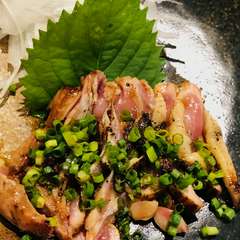 素材の旨味をダイレクトに味わう『刀根鶏のももタタキ』