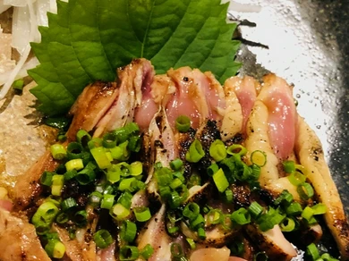 素材の旨味をダイレクトに味わう『刀根鶏のももタタキ』
