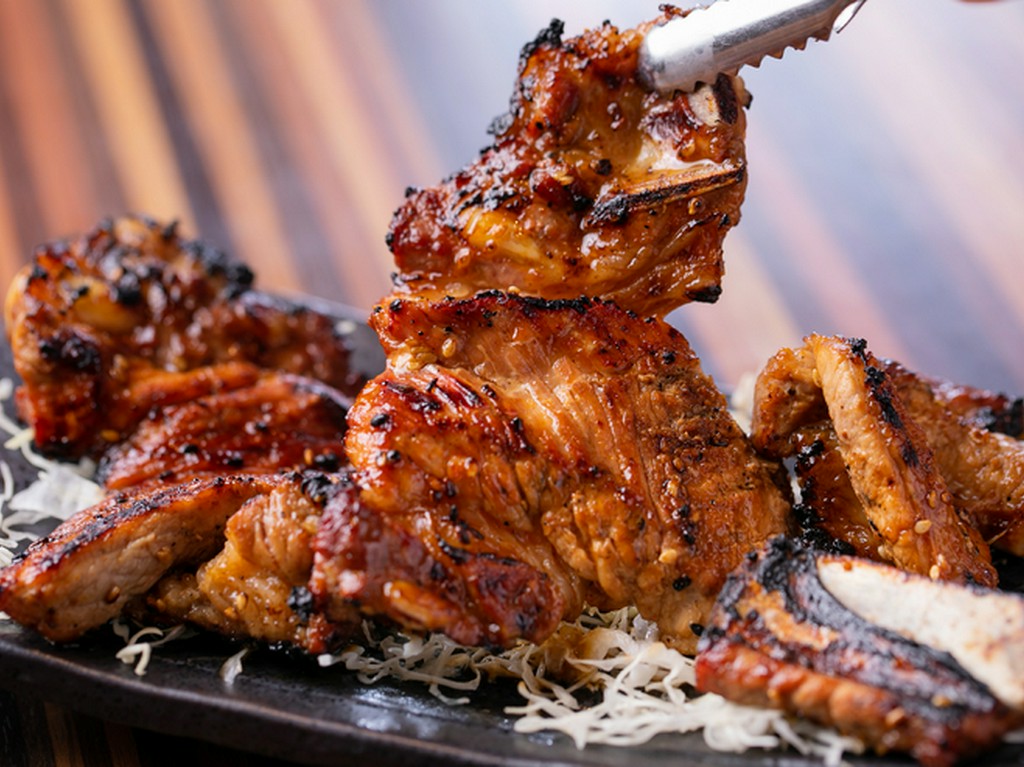 店主一押しの肉料理『骨付豚（とん）カルビ』