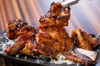 店主一押しの肉料理『骨付豚（とん）カルビ』