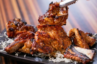 店主一押しの肉料理『骨付豚（とん）カルビ』