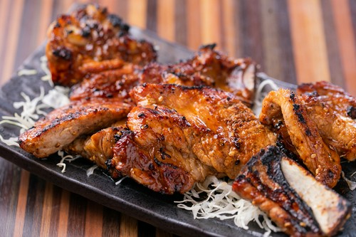 『骨付き豚カルビ』など、多彩な肉料理