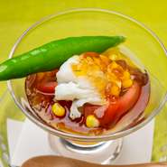 『鱧焼霜と夏野菜のジュレがけ』は『鱧と賀茂野菜のコース』料理の一品。季節の旬の食材を存分に味わえるコースです。上賀茂でとれた新鮮な茄子を使った『賀茂茄子の田楽』など、7品の料理を楽しむことができます。