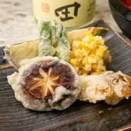 『夏野菜の天ぷら』は『本日のおまかせコース』料理の一品。地元京都の食材の魅力を引き出したコースです。中でも季節の旬の食材使った土鍋ご飯は、注目の逸品。四季折々の京都を感じられる、料理人自信の7品です。