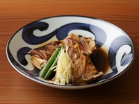鯛のあらから出る旨みもまとった、甘辛く煮つけた鯛の身と鯛の旨みがぎっしりつまった煮汁。日本酒や白飯との相性もバッチリで、箸が止まらなくなるおいしさです。