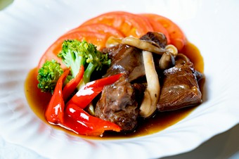 口の中でとろけるやわらかさが絶品の『黒毛和牛頬肉の煮込み』