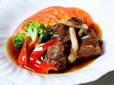 口の中でとろけるやわらかさが絶品の『黒毛和牛頬肉の煮込み』