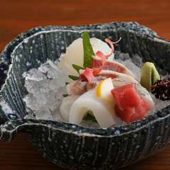 料理人が確かな目で選び抜いた、産地直送の新鮮なネタを使用した看板メニュー『お造里盛り合わせ』