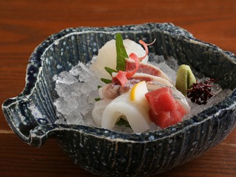 料理人が確かな目で選び抜いた、産地直送の新鮮なネタを使用した看板メニュー『お造里盛り合わせ』