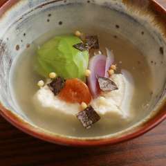 優しい味わいの湯葉と濃厚なアボカドの相性は格別『揚げ湯葉とアボカドのあんかけ』