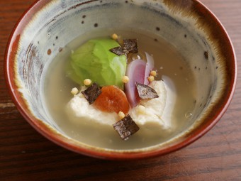 優しい味わいの湯葉と濃厚なアボカドの相性は格別『揚げ湯葉とアボカドのあんかけ』