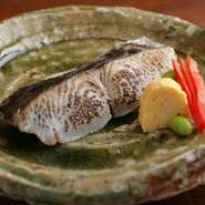 大きく上質な魚を厳選し、自家製西京味噌に漬け込み、じっくりと丁寧に焼き上げた、風味豊かな「さわら」。素材が持つ本来の美味しさを最大限に引き出した一品は、隠れた人気メニューです。