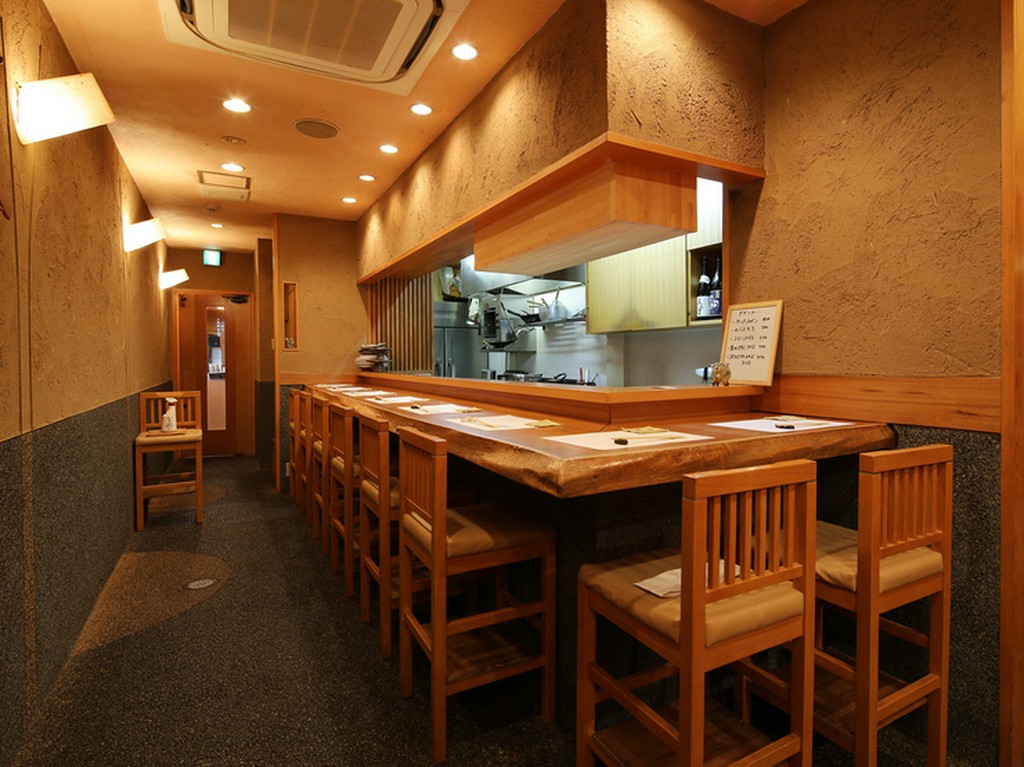 扉を開けると、木のぬくもりが感じられる落ち着いた雰囲気の店内