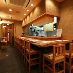 扉を開けると、木のぬくもりが感じられる落ち着いた雰囲気の店内