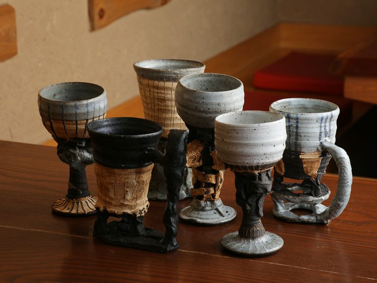 お酒の器にも店主のこだわり。京都の地酒や全国の日本酒と共に