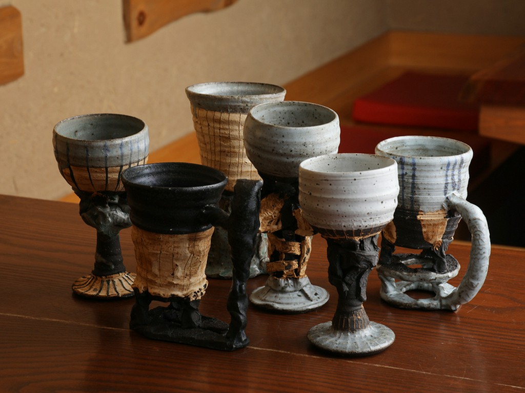 お酒の器にも店主のこだわり。京都の地酒や全国の日本酒と共に