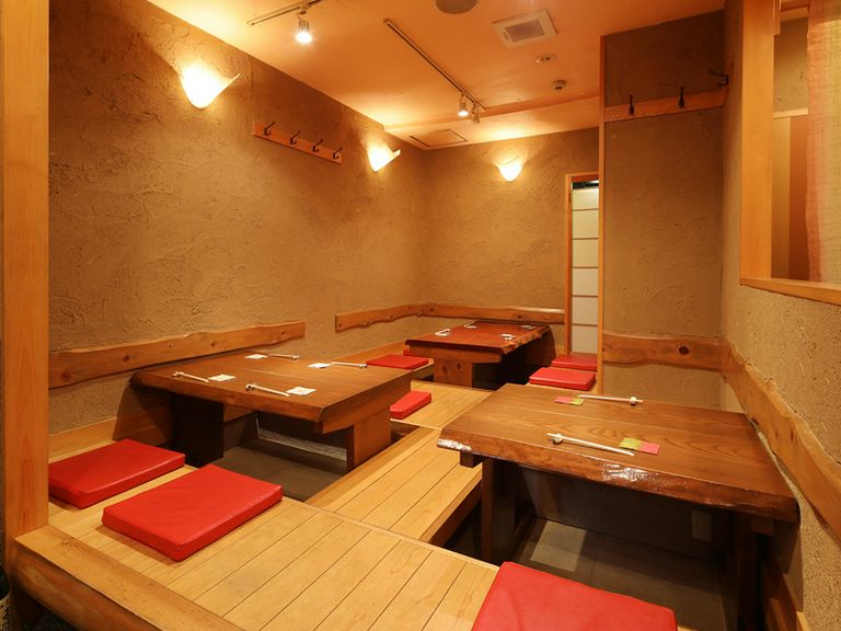 掘りごたつ席を貸し切りで。最大14名まで宴会が可能