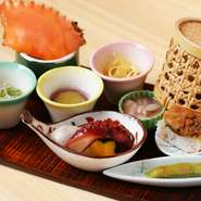 思わず酒が進んでしまう旬の前菜を丁寧に盛り合わせたひと皿。季節感を盛り込んだ盛付けや、こだわりの器もぜひお楽しみいただきたい。