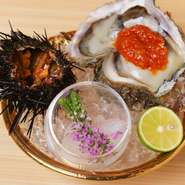 毎朝店主が自ら市場に足を運び厳選した、目利きが光る旬の刺身盛り合わせ。醤油だけでなく、牡蠣にはチリソース、白身にはすだち…などそのネタを一番美味しく食べられる組み合わせで提供するのもこだわり。