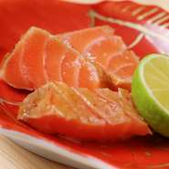 鉄板の鰹はもちろん、鱒や鯖、金目鯛など藁焼きのイメージがない魚も。いままで知らなかった味と出会えるはずだ。藁は農家を営む叔父から分けてもらったもの。店中に広がるどこか懐かしい香りは最高の酒のアテだ。