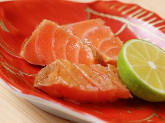 煙さえも最高のご馳走『おまかせ料理より一品　藁焼き』