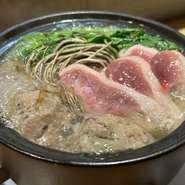秋田の伝統野菜の三関せりと
近江鴨団子と鴨ロースの小鍋をはじめました。
〆で雑炊なども楽しめます。