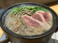秋田の伝統野菜の三関せりと
近江鴨団子と鴨ロースの小鍋をはじめました。
〆で雑炊なども楽しめます。