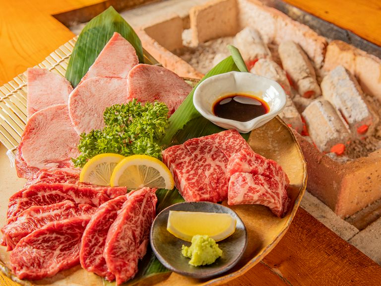 厳選した肉の部位を日替わりで味わう『店主のオススメ3種盛』