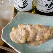 料理人・後藤さんの出身地、宮崎県民のソウルフードともいえるご当地グルメ。カラリと揚げた宮崎県産の鶏ムネ肉を甘酢ダレにくぐらせ、自家製のタルタルソースをたっぷりと。思わずお酒が進む一品です。