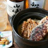 醤油とおだしで炊き上げた土鍋ご飯にスルメイカを丸ごと乗せた一品は、ほかにはない贅沢な味わい。迫力満点の揚げスルメイカはゲストの目の前で切り分けてくれ、食べきれない分はテイクアウトもOKです。