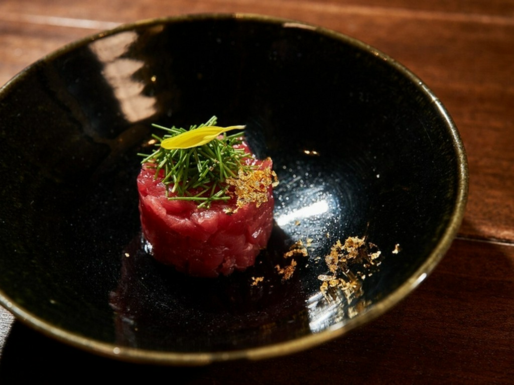 生マグロ　タルタル　黄身醤油